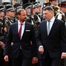 Kronprins Haakon og President Vējonis inspiserer æresgarden. Foto: REUTERS / Ints Kalnins / NTB scanpix